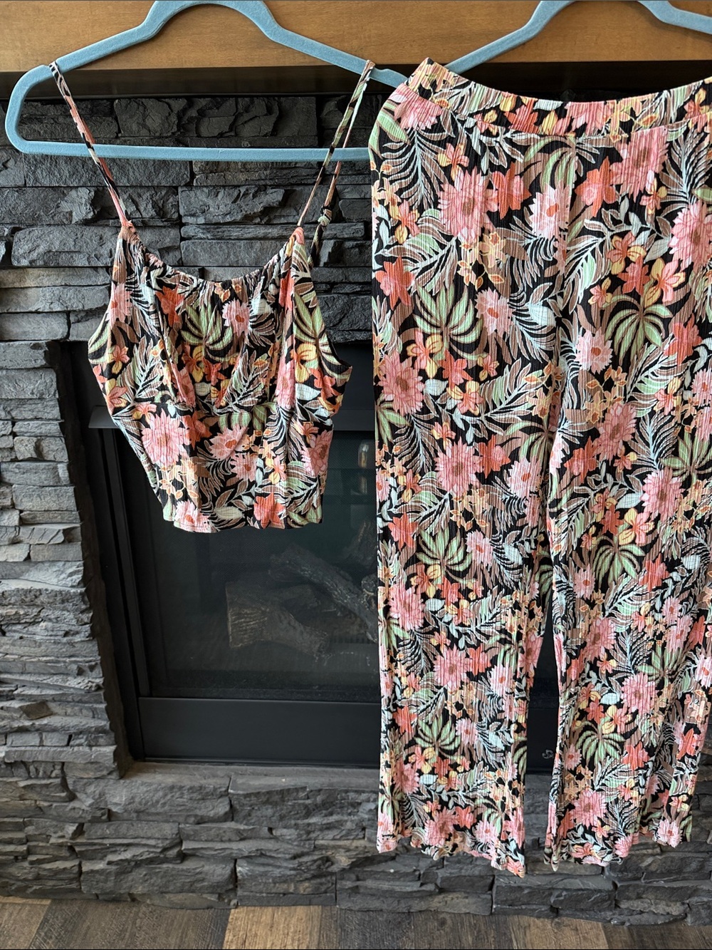 Suzy Shier Pink & Black Floral Wide-Leg Pants with Cropped Cami - Picture 2 of 5